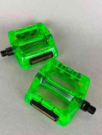 Пара велосипедных педалей ярко-зеленого цвета. Имеют плоскую платформу Бишкек