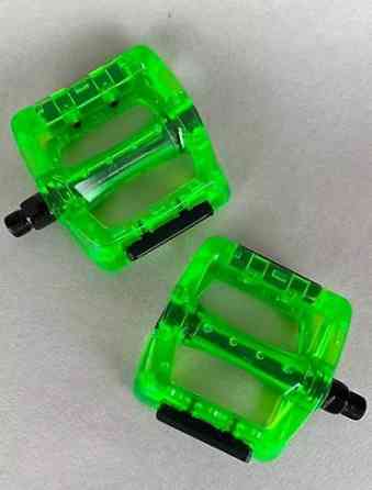 Пара велосипедных педалей ярко-зеленого цвета. Имеют плоскую платформу Бишкек