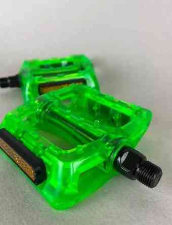 Пара велосипедных педалей ярко-зеленого цвета. Имеют плоскую платформу Бишкек