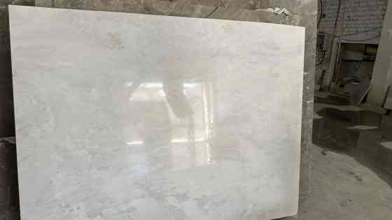 Моамор светлого оттенка с полированной поверхностью, отражающей свет Бишкек