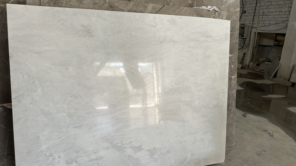 Моамор светлого оттенка с полированной поверхностью, отражающей свет Бишкек - изображение 1