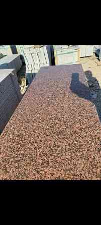 Плиты из натурального гранита различных оттенков, включая красный Бишкек