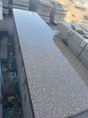 Полированная гранитная плита коричневого цвета с мелкозернистой Бишкек