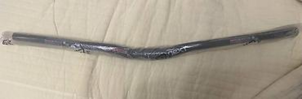 В продаже карбоновый руль 760 мм. состояние идеал, без трещин. отдаю Бишкек - изображение 2