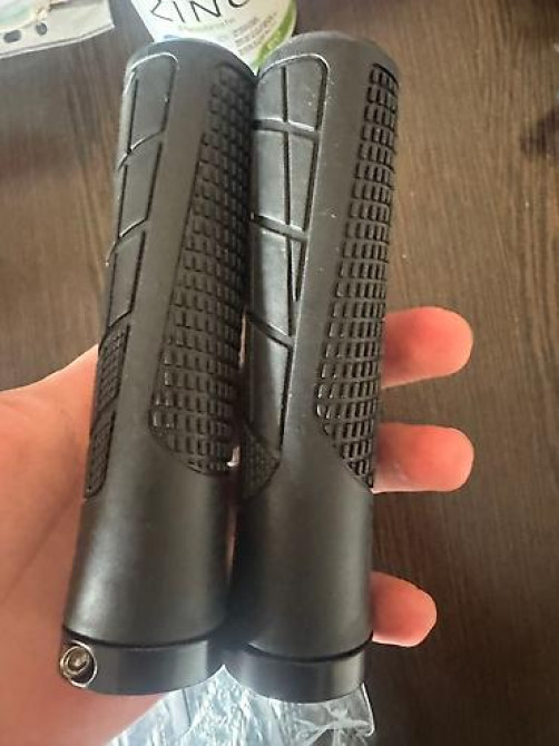 Продаю аксессуары для велосипеда‼️ Очки✅ Насосы✅ Грипсы✅ Фонари Бишкек - изображение 2