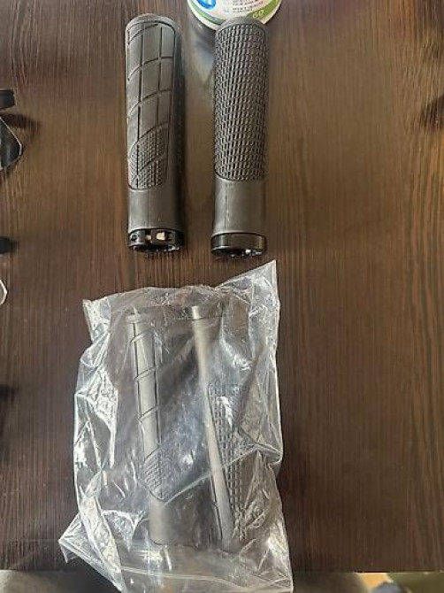 Продаю аксессуары для велосипеда‼️ Очки✅ Насосы✅ Грипсы✅ Фонари Бишкек - изображение 3