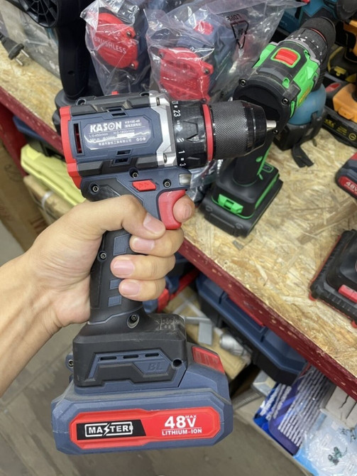 Аккумуляторная дрель Kason представлена в черно-красной цветовой Бишкек - изображение 1