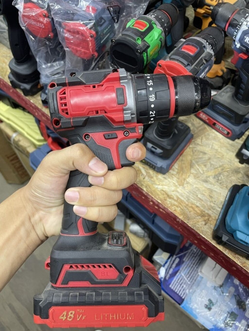 Аккумуляторная дрель-шуруповерт красно-черного цвета с литий-ионным Бишкек - изображение 1