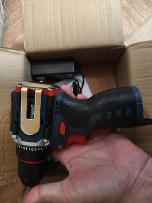 Бесщеточный шуруповерт
Комплект 2 батареи и зарядка 
Без кейса Бишкек - изображение 1