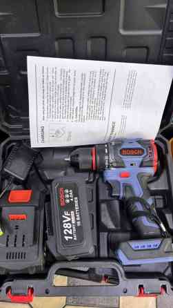 Аккумуляторная дрель-шуруповерт Bosch в сине-черном корпусе с красными Bishkek