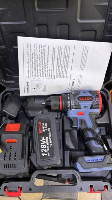 Аккумуляторная дрель-шуруповерт Bosch в сине-черном корпусе с красными Бишкек - изображение 1