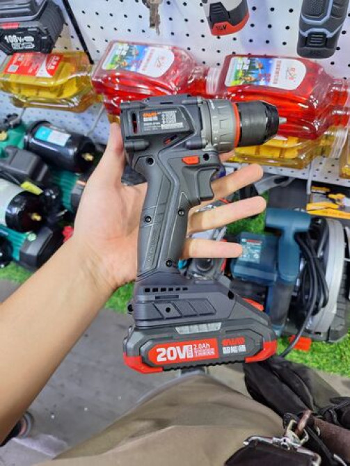 Аккумуляторная дрель-шуруповерт черного цвета с красными акцентами Бишкек - изображение 1