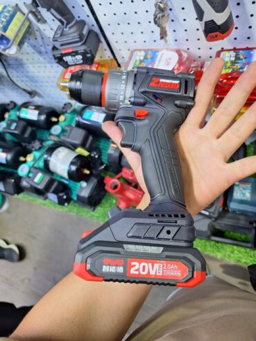 Аккумуляторная дрель-шуруповерт черного цвета с красными акцентами Бишкек - изображение 2