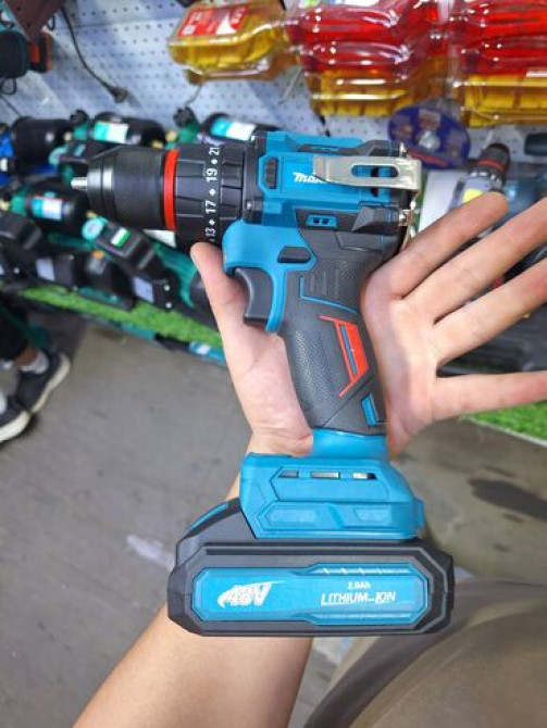 Аккумуляторная дрель-шуруповерт в синем и черном корпусе, оснащенная Бишкек - изображение 1