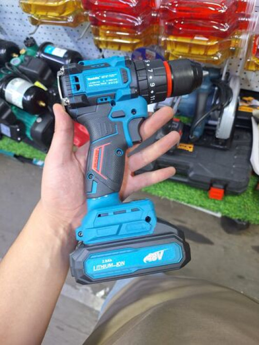 Аккумуляторная дрель-шуруповерт в синем и черном корпусе, оснащенная Бишкек - изображение 2