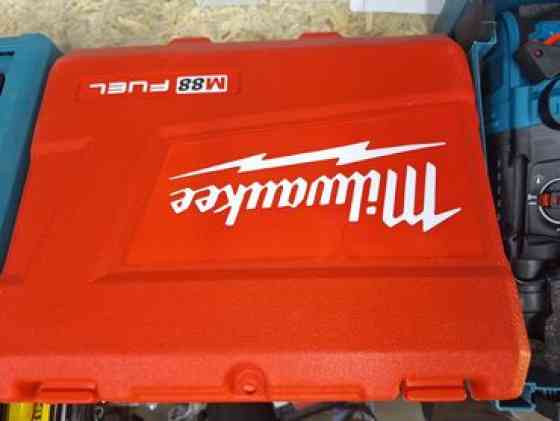 Набор инструментов Milwaukee M18 FUEL в красном кейсе, предназначенный Bishkek