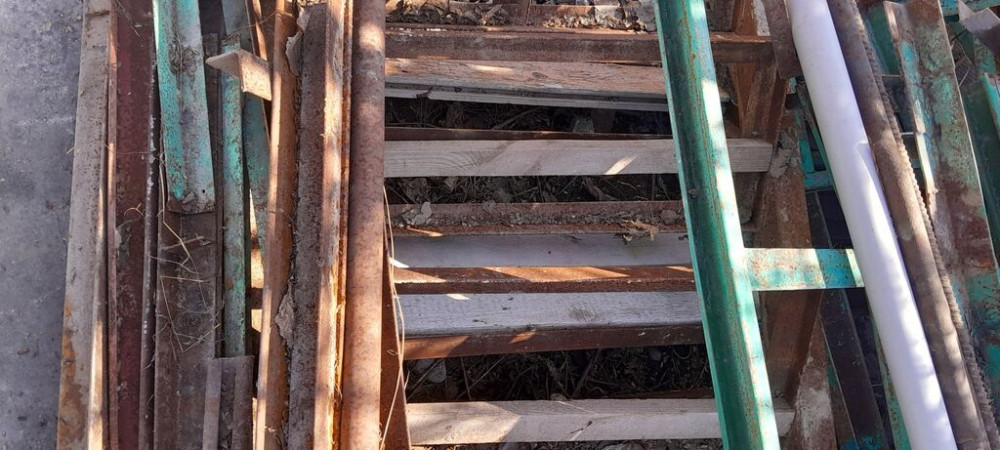 Продаю Тапчан 2.5 на 3метра И ворота из толстого уголков 210 на Бишкек - изображение 1