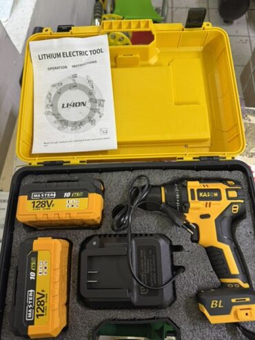 Шуруповерт черного и желтого цвета, две аккумуляторные батареи Master Бишкек - изображение 1