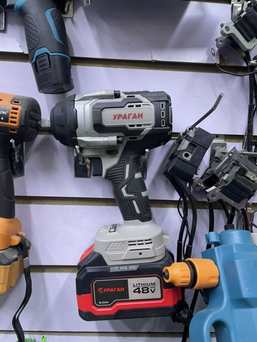 Аккумуляторный ударный гайковерт 