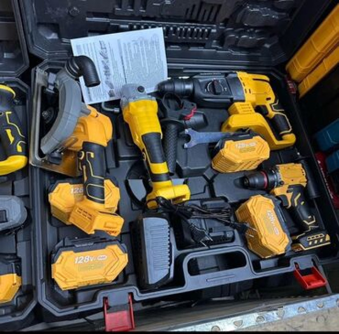 Набор аккумуляторных электроинструментов 