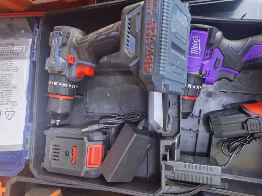 Набор инструментов, включающий два аккумуляторных шуруповерта Бишкек - изображение 1