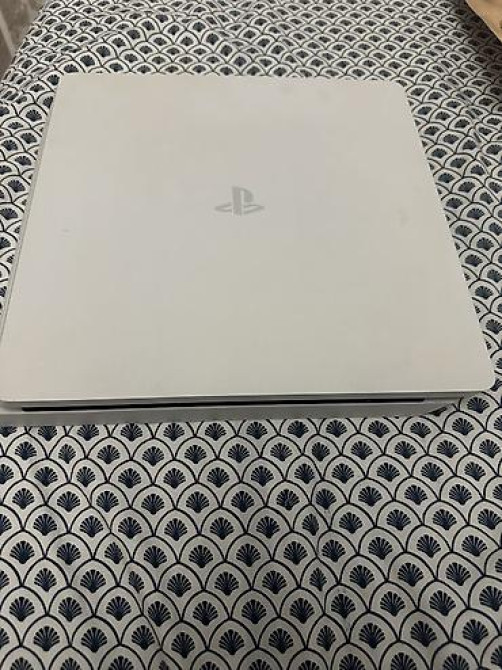 PlayStation 4 Slim (500GB) — отличное состояние! Модель: PS4 Slim Бишкек - изображение 2