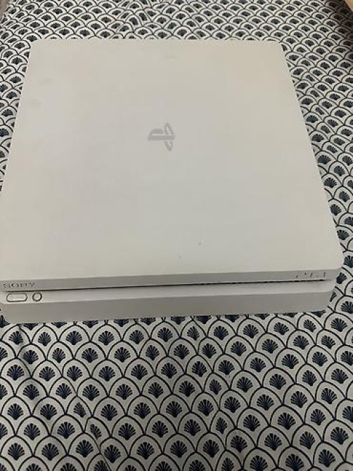 PlayStation 4 Slim (500GB) — отличное состояние! Модель: PS4 Slim Бишкек - изображение 3