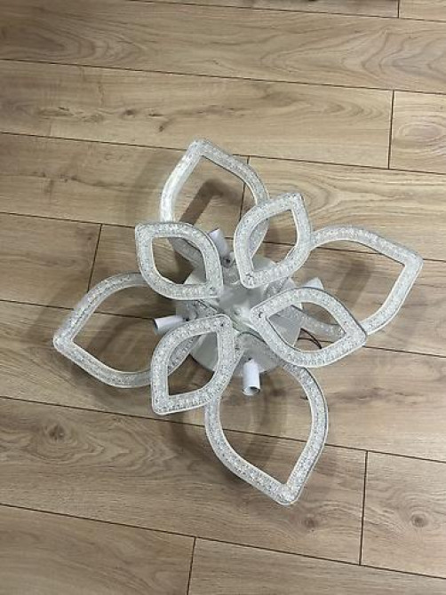 Продается потолочная люстра новая, не подходит под интерьер, поэтому Бишкек - изображение 1