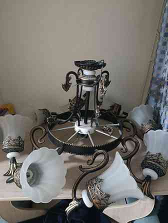 Потолочная люстра в классическом стиле с декоративными элементами под Бишкек