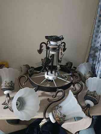 Потолочная люстра в классическом стиле с декоративными элементами под Бишкек