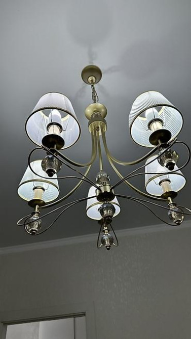 Потолочная люстра на 6 плафонов в классическом стиле. - Материал Бишкек - изображение 4