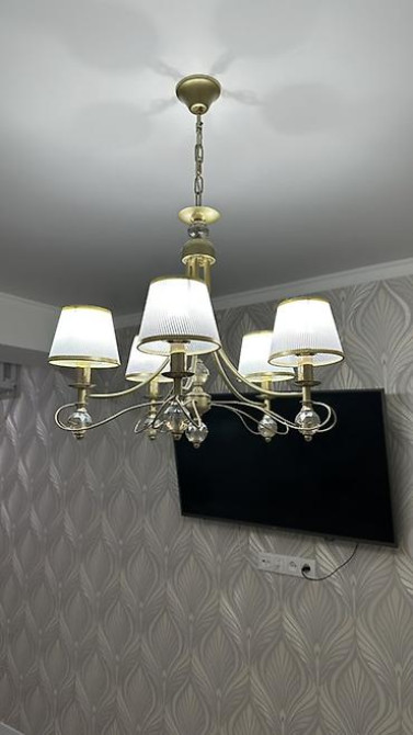 Потолочная люстра на 6 плафонов в классическом стиле. - Материал Бишкек - изображение 1