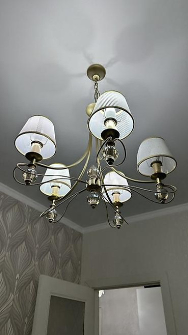 Потолочная люстра на 6 плафонов в классическом стиле. - Материал Бишкек - изображение 2