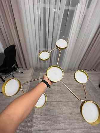 Продаю люстру, дизайнерскую. В золотом цвете. Трехцветное освещение. В Бишкек