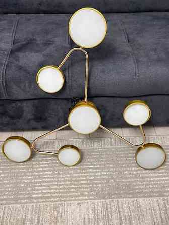 Продаю люстру, дизайнерскую. В золотом цвете. Трехцветное освещение. В Бишкек