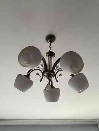Продаю б/у Потолочные люстры (2 модели) 1) Современная многолучевая Бишкек