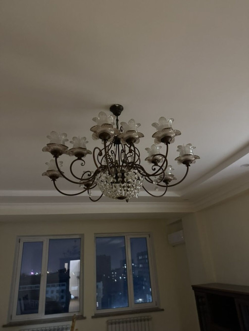 Классическая потолочная люстра большого диаметра с множеством рожков Бишкек - изображение 1
