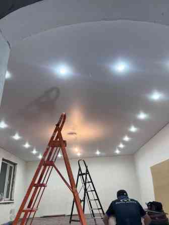 Современный натяжной потолок Цветовой линия Магнитный трек установка Бишкек