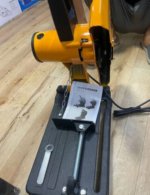 Угловая шлифовальная машина с желтым защитным кожухом и черной Бишкек - изображение 2