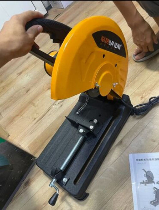 Угловая шлифовальная машина с желтым защитным кожухом и черной Бишкек - изображение 1