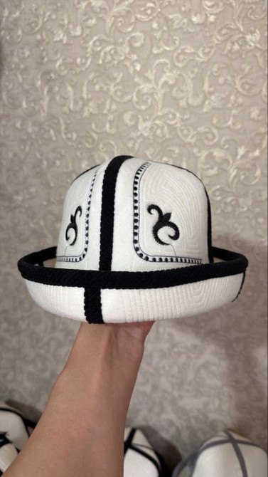 Традиционный кыргызский калпак - Классическая форма с отворотом - Бишкек - сүрөт 1