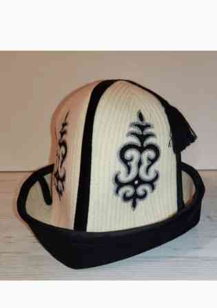 Кыргыз калпак нукура кийизден 1000 сом. Калпак жаны Бишкек