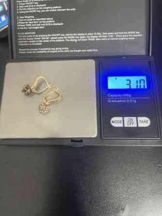 Золотые серьги с английским замком и вставками (камни в коронках) Бишкек