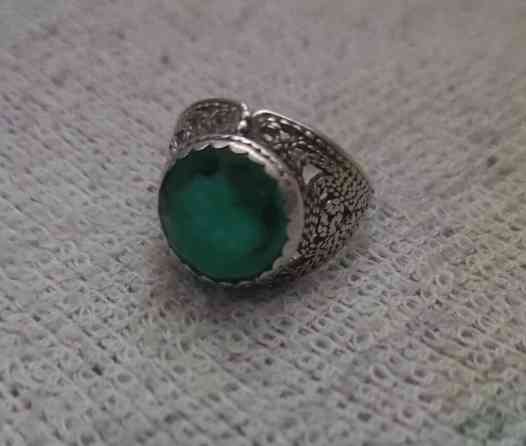 Продаю серебрянное кольцо с зелёным камнем,размер примерно 18 Бишкек