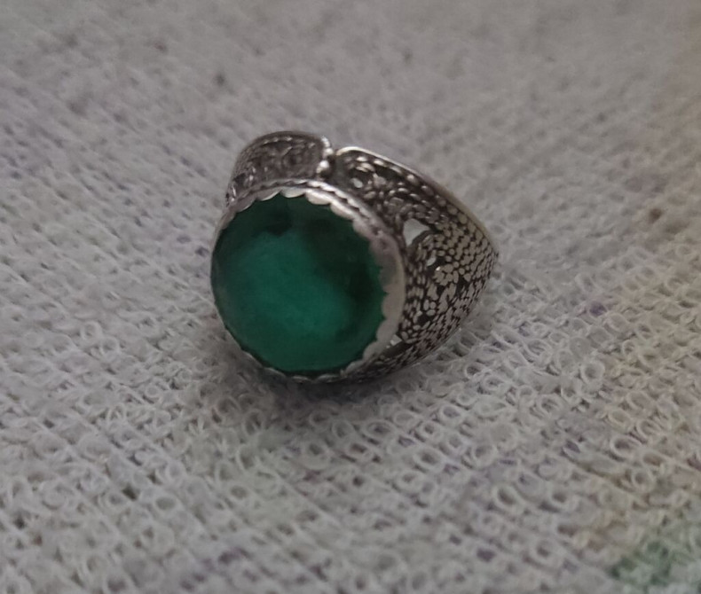 Продаю серебрянное кольцо с зелёным камнем,размер примерно 18 Бишкек - изображение 1