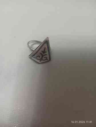 Серебряное кольцо с треугольной площадкой и восточным Бишкек
