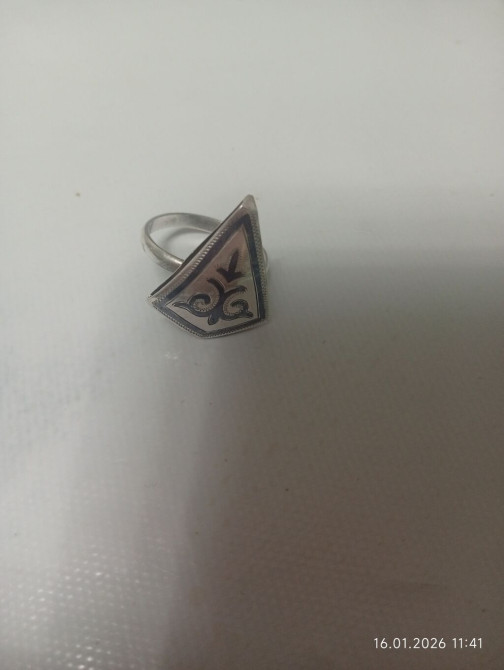 Серебряное кольцо с треугольной площадкой и восточным Бишкек - изображение 1