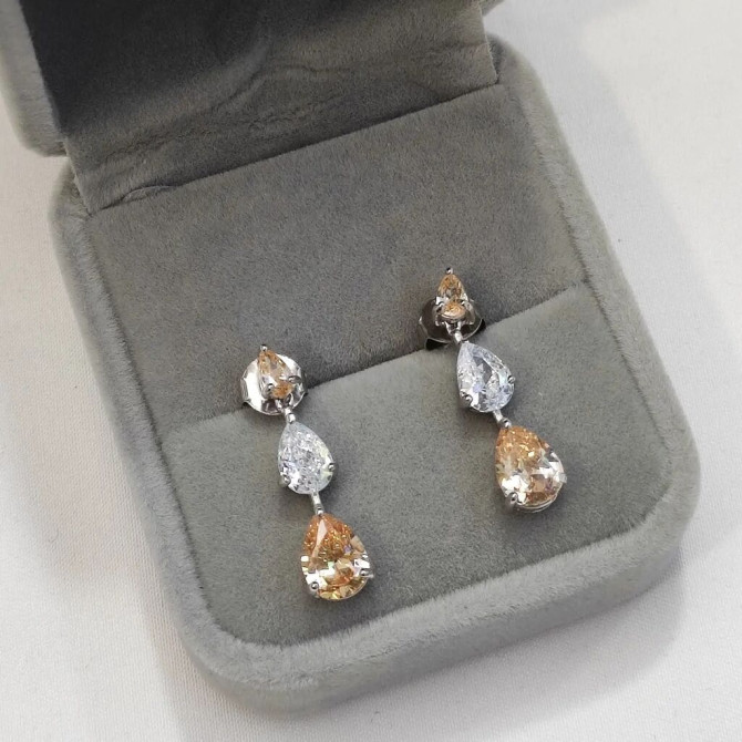 Серебро Серьги - гвоздики с камнями Серебро 925 пробы Цена 1500сом Бишкек - изображение 1