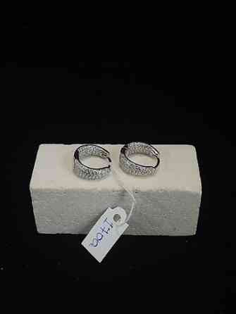 Элегантные серьги-кольца серебристого цвета, украшенные россыпью Бишкек
