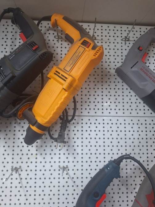 Перфоратор оранжевого цвета с черными вставками, оснащенный Bishkek - photo 1